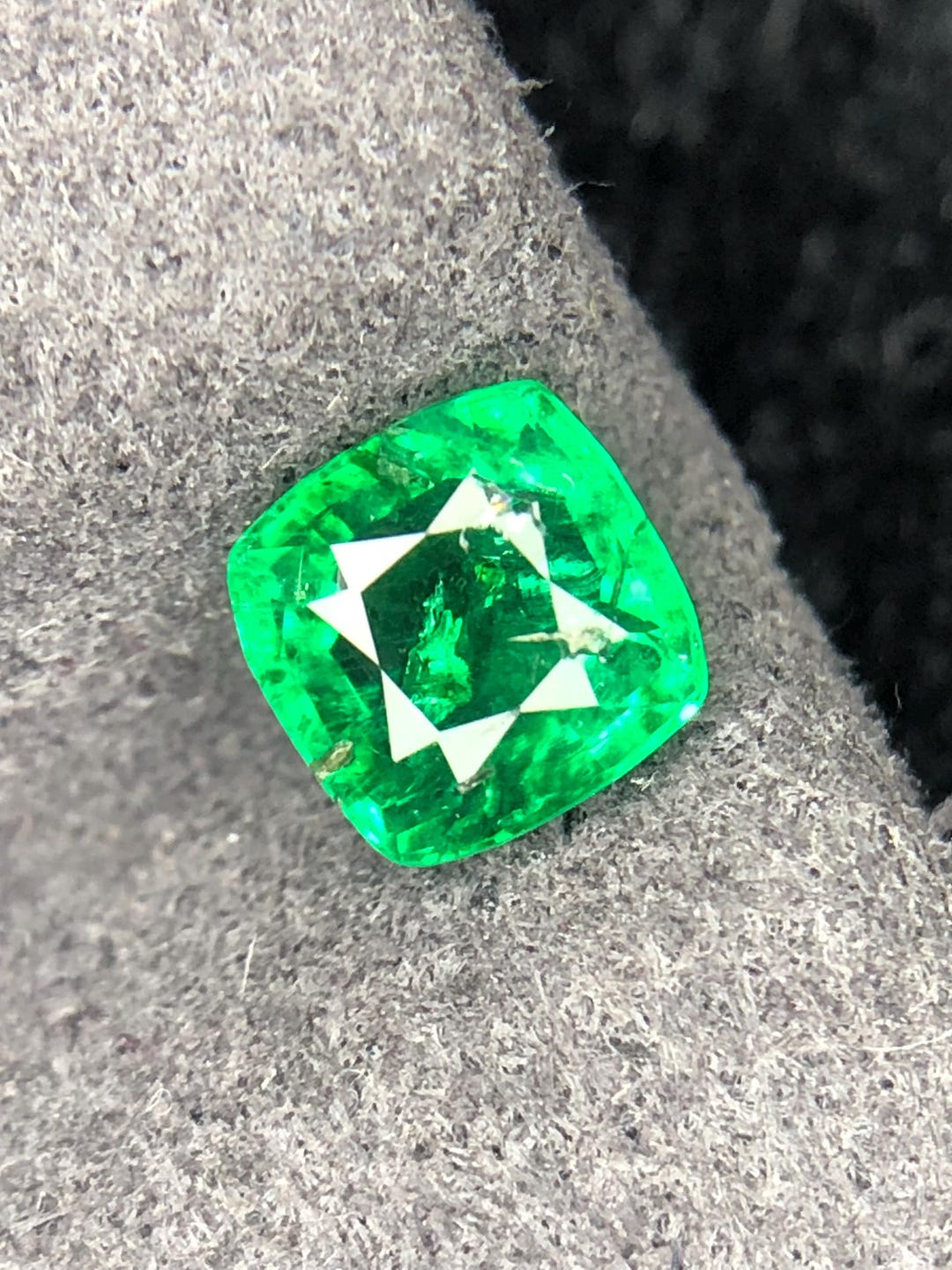Emerald 0.48ct Cushion cut — Natural Gemstone - photo 1