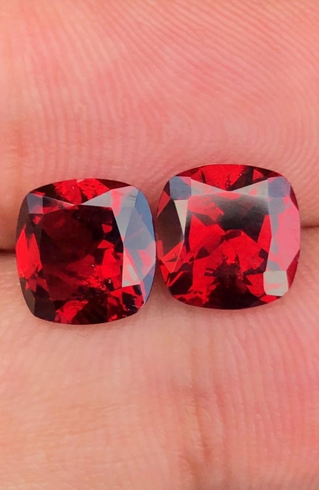 Rhodolite Garnet 4.70ct Cushion cut — Natural Deep red/vivid red Gemstone - photo 1
