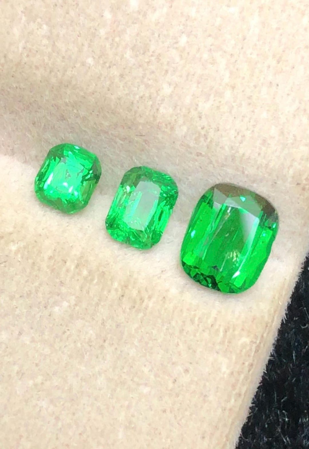 Tsavorite Garnet 1.80ct Oval, Faceted — Natural Vivid Green Gemstone - photo 1