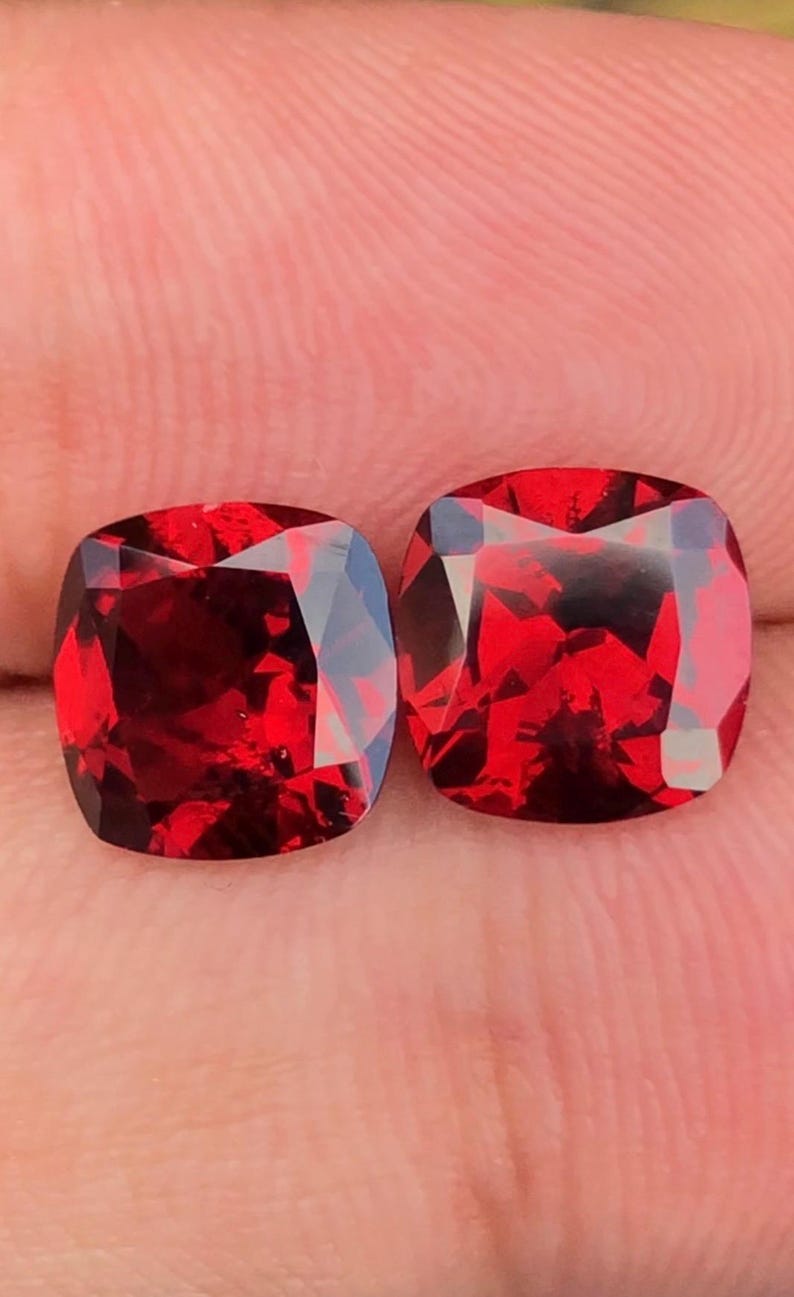 Rhodolite Garnet 4.70ct Cushion cut — Natural Deep red/vivid red Gemstone - photo 3