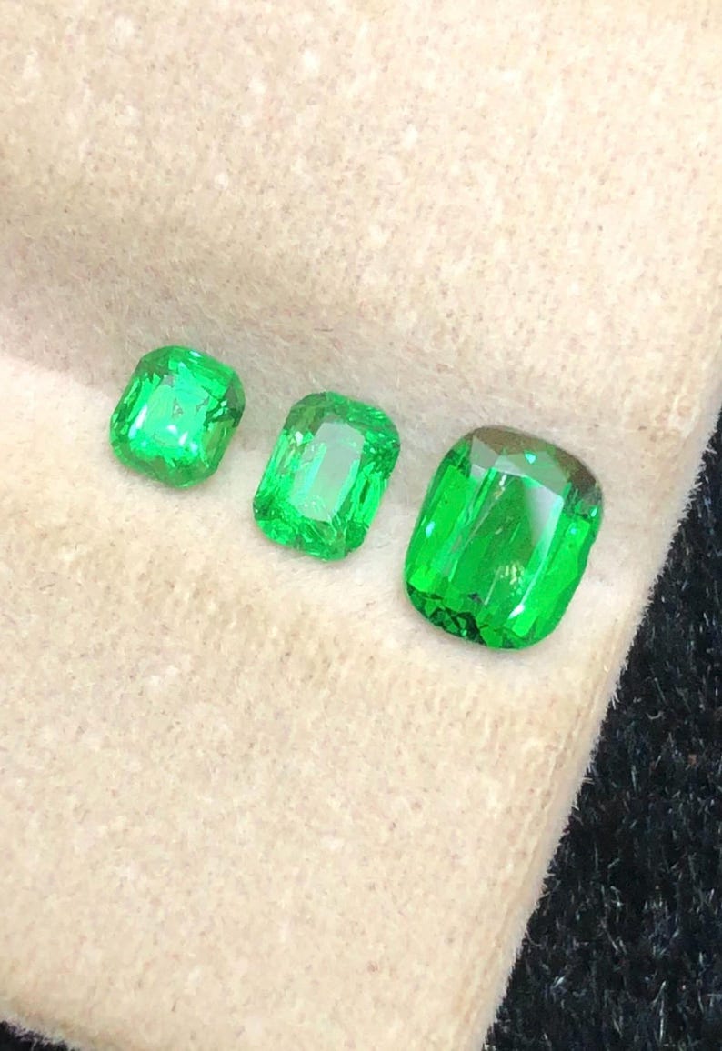 Tsavorite Garnet 1.80ct Oval, Faceted — Natural Vivid Green Gemstone - photo 4