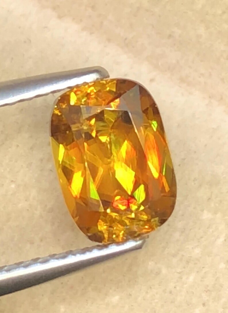 Sphene 1.80ct Faceted (cushion-cut) — Natural Yellowish Brown Gemstone - photo 3