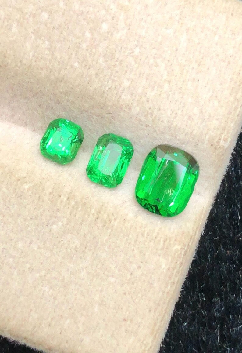 Tsavorite Garnet 1.80ct Oval, Faceted — Natural Vivid Green Gemstone - photo 3