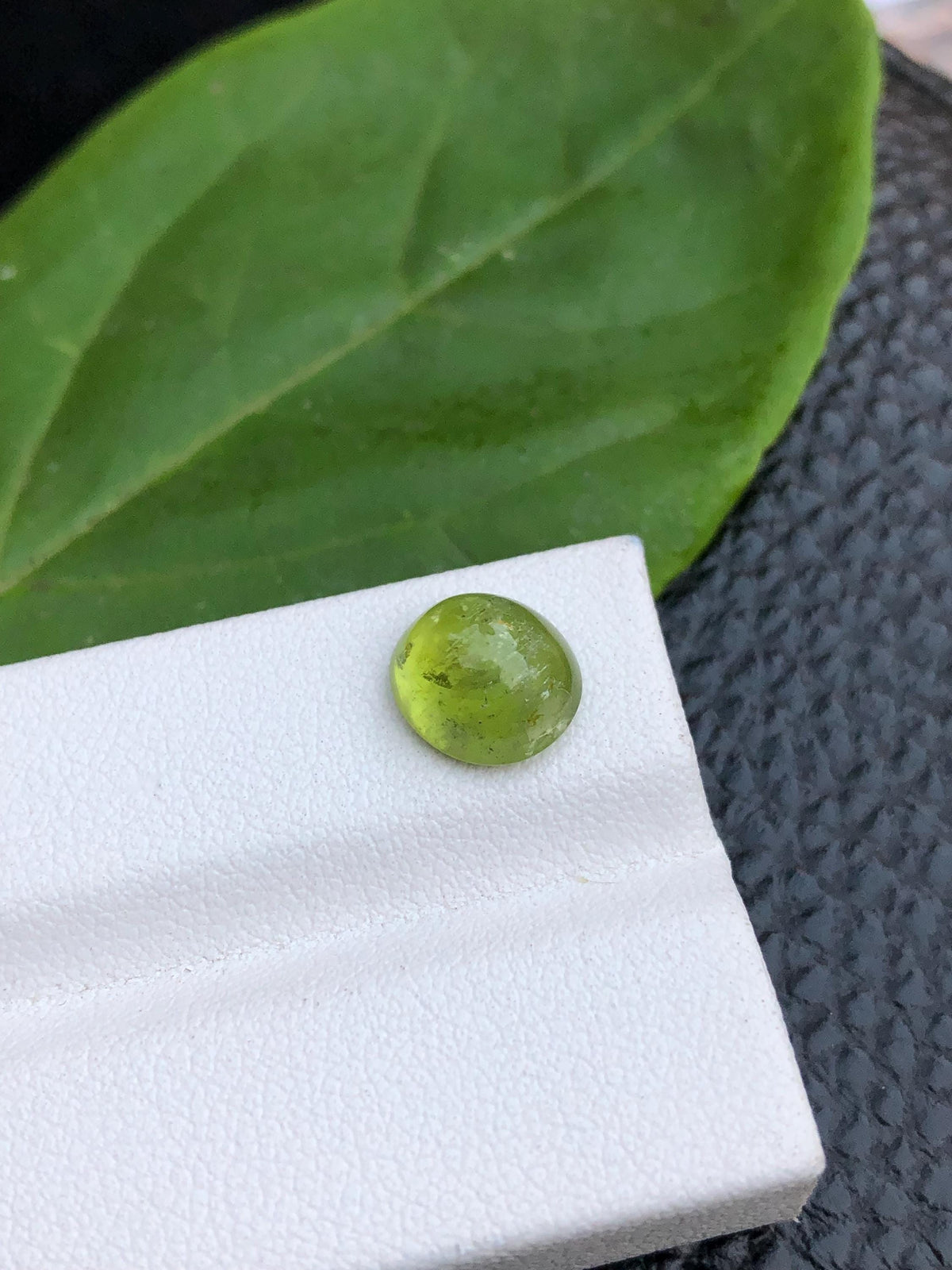 Peridot 3.70 ct Cabochon — Natural Vibrant Green Gemstone - photo 1