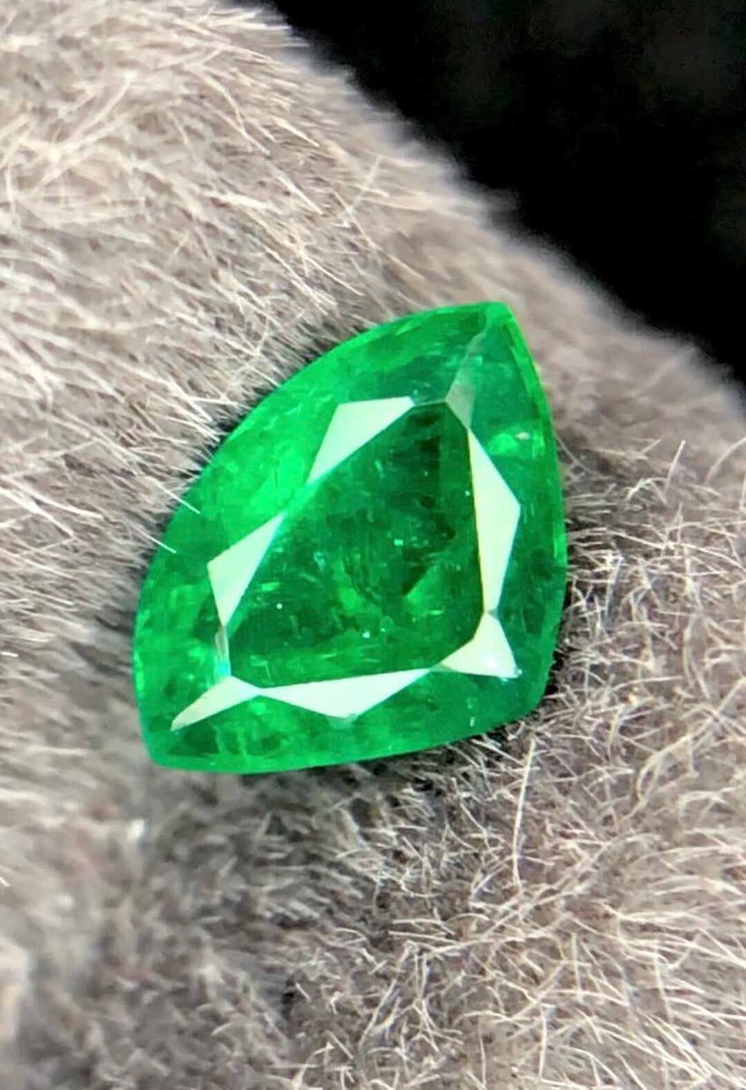 Emerald 0.58ct Fancy Cut — Natural Gemstone - photo 1