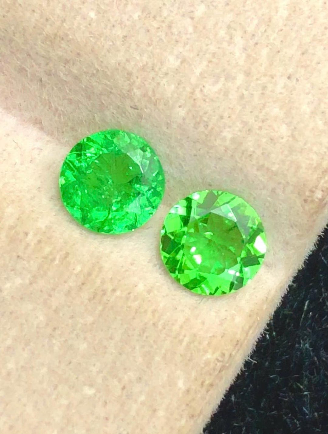 Tsavorite Garnet 0.80ct Round, faceted — Natural Vivid Green Gemstone - photo 1