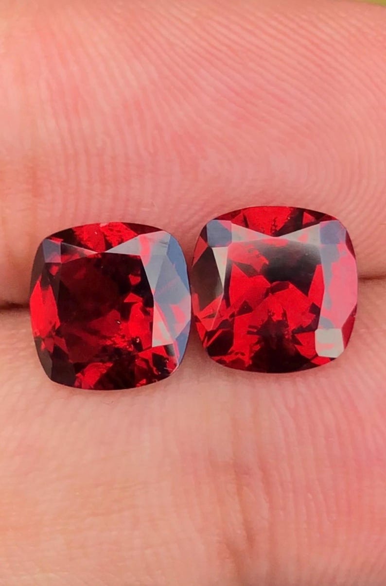Rhodolite Garnet 4.70ct Cushion cut — Natural Deep red/vivid red Gemstone - photo 4