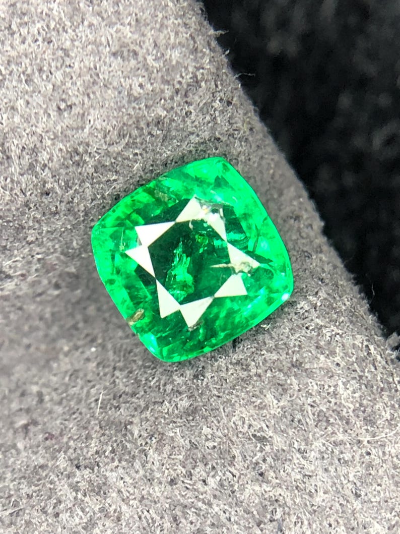 Emerald 0.48ct Cushion cut — Natural Gemstone - photo 2