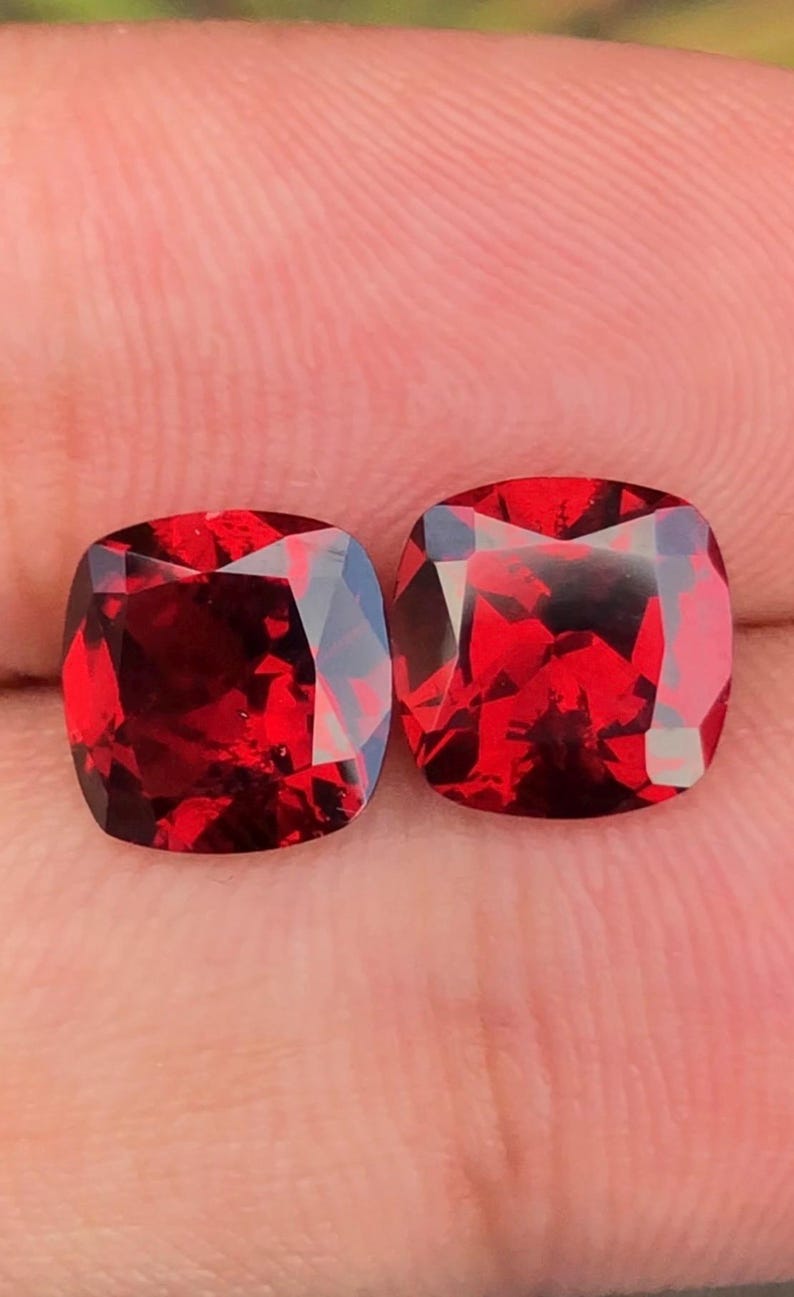 Rhodolite Garnet 4.70ct Cushion cut — Natural Deep red/vivid red Gemstone - photo 2