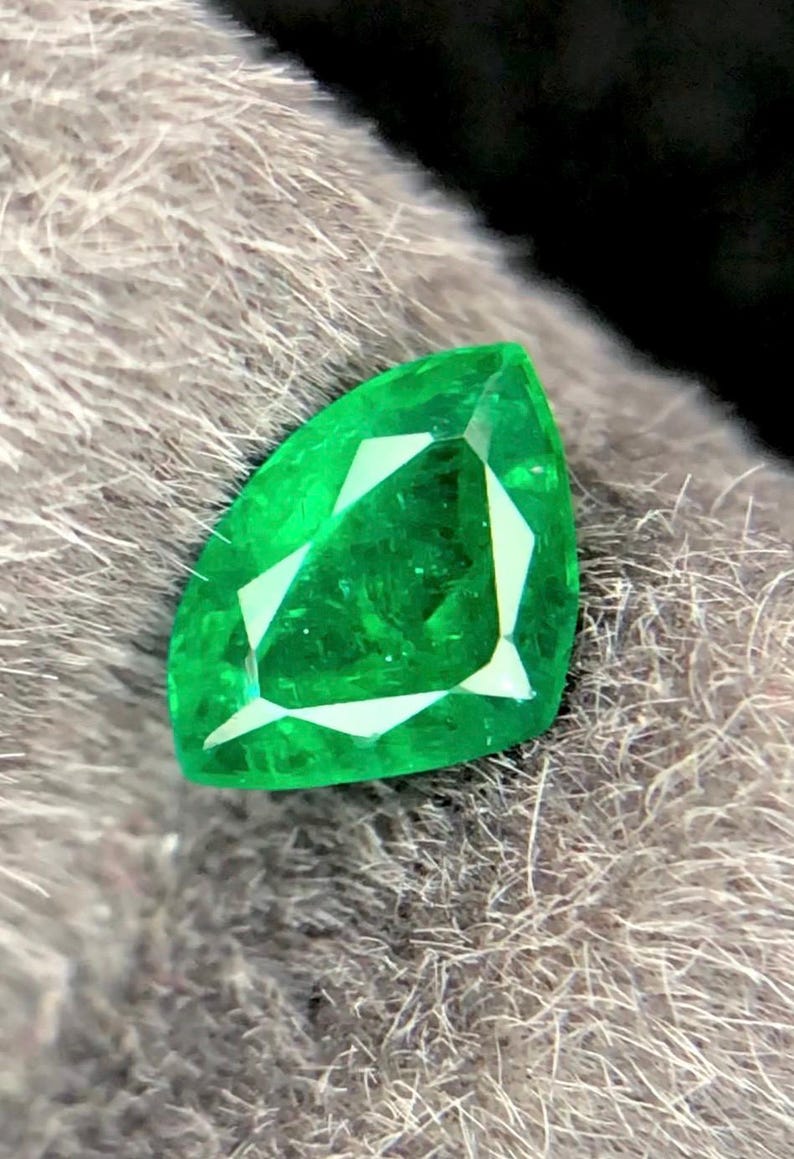 Emerald 0.58ct Fancy Cut — Natural Gemstone - photo 4