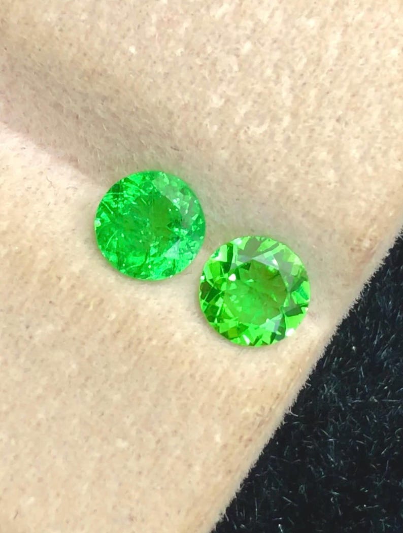 Tsavorite Garnet 0.80ct Round, faceted — Natural Vivid Green Gemstone - photo 3
