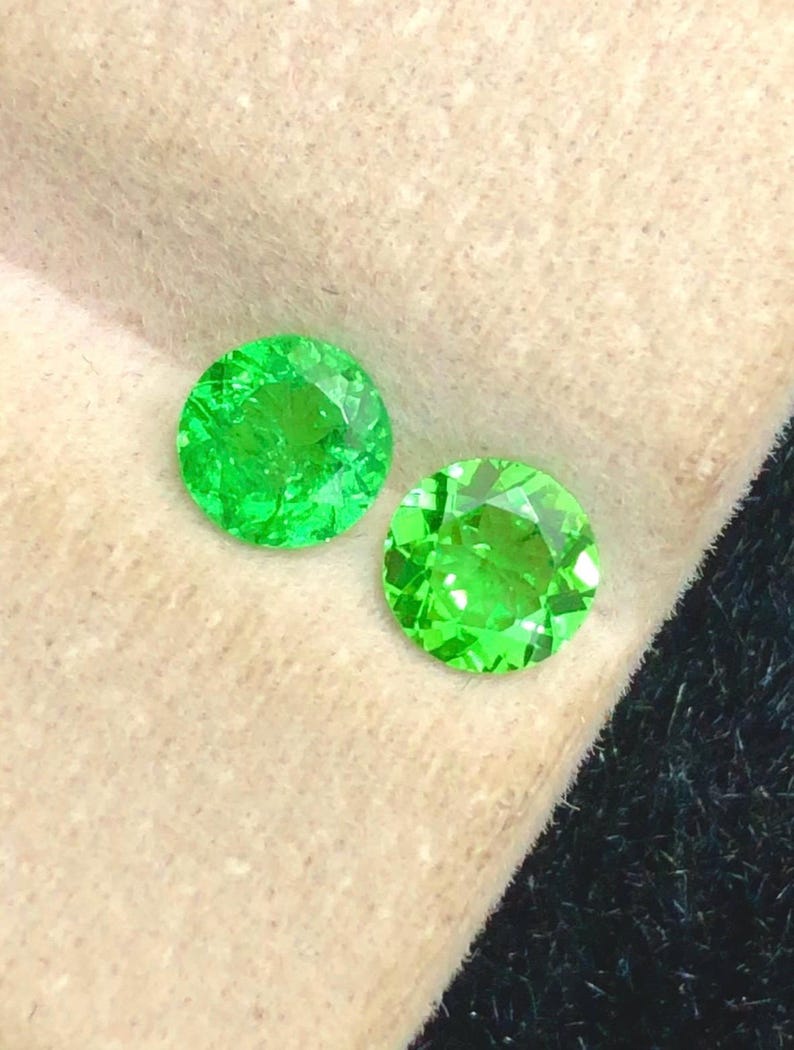 Tsavorite Garnet 0.80ct Round, faceted — Natural Vivid Green Gemstone - photo 2