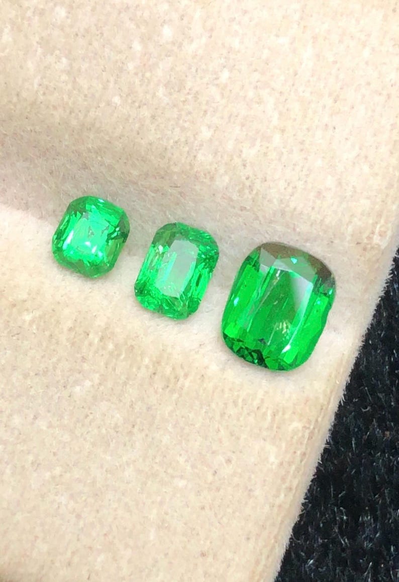 Tsavorite Garnet 1.80ct Oval, Faceted — Natural Vivid Green Gemstone - photo 2