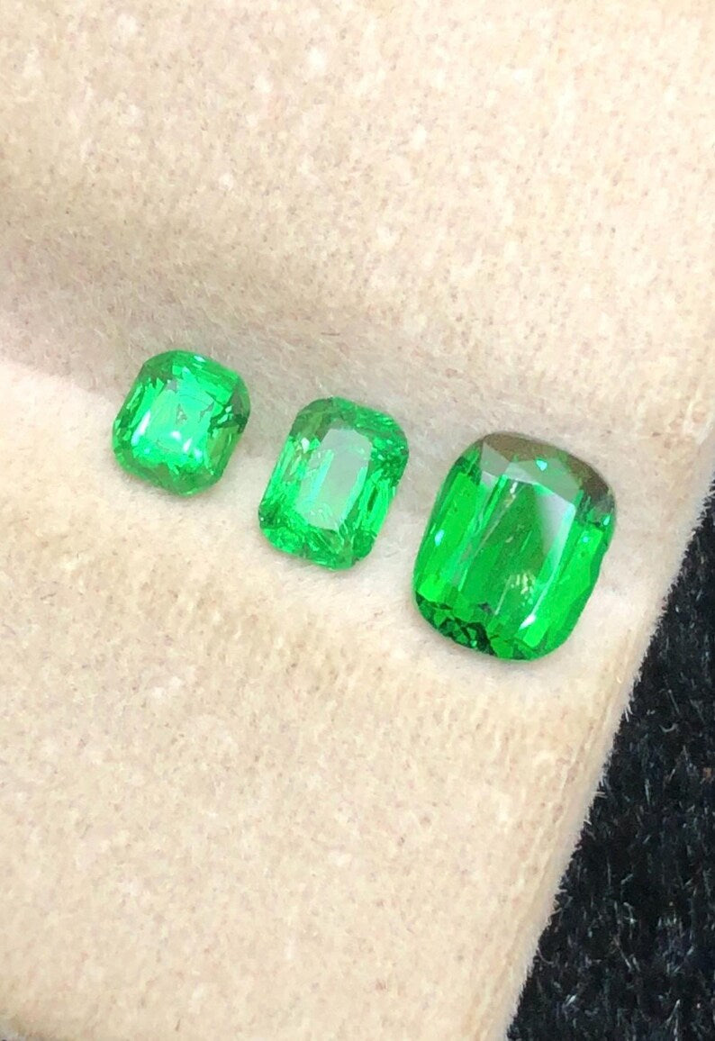 Tsavorite Garnet 1.80ct Oval, Faceted — Natural Vivid Green Gemstone - photo 5