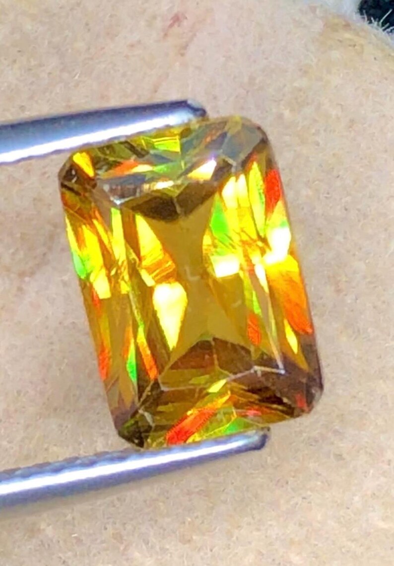 Sphene 1.80ct Faceted — Natural Multi (yellowish brown with green undertones) Gemstone - photo 1