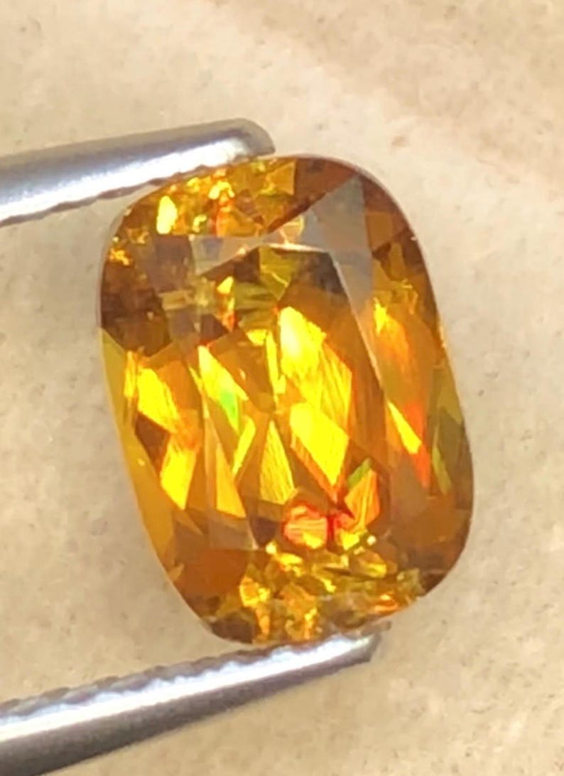 Sphene 1.80ct Faceted (cushion-cut) — Natural Yellowish Brown Gemstone - photo 1