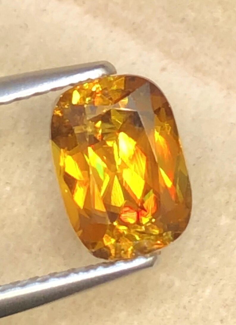 Sphene 1.80ct Faceted (cushion-cut) — Natural Yellowish Brown Gemstone - photo 2